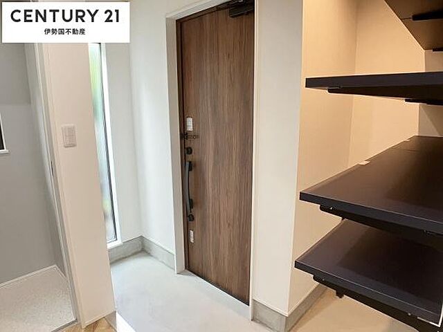 玄関 四日市市八田2丁目4番19号