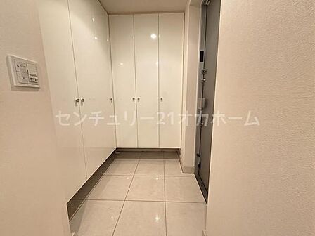 収納もたっぷりあるので、靴がたくさんあっても安心!※画像は実際の写真にCG加工(家具や調度品の削除や合成)を加えたもので実際とは異なる場合があります。