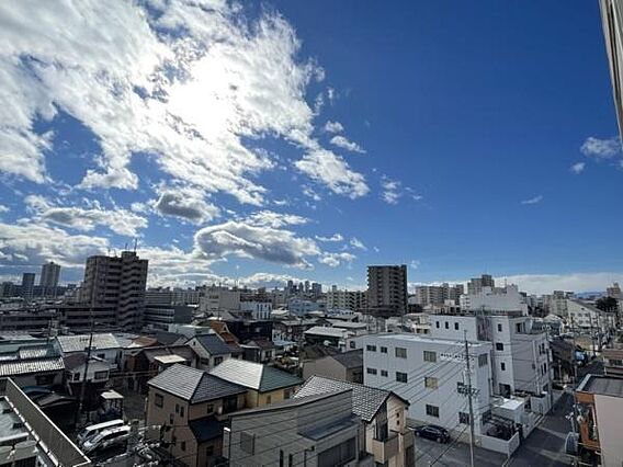 高い建物もなく...