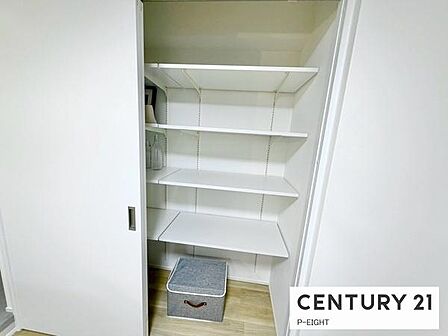 収納に便利な可動棚あり!