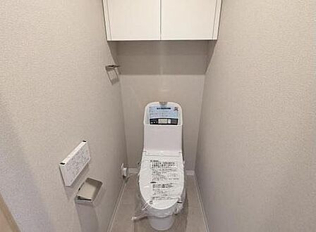 温水洗浄便座付きのトイレです
