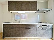 1度にたくさんのメニューが作れる3コンロ付の機能的なシステムキッチンです