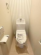 トイレは1階2階と2ヶ所付き　トイレットロールなどのストックも収納できる壁面収納付きです