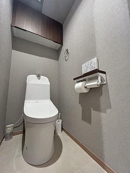 清潔感のあるシンプルなデザインのトイレ。タンク一体型はお手入れもしやすく、圧迫感の少ない空間で、毎日気持ちよくお使いいただけます。
