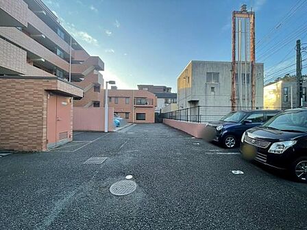 【駐車場】マンション敷地内にある駐車場