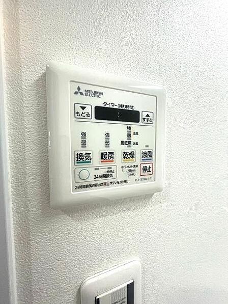 【操作パネル】天候の悪い日のお洗濯や寒い季節のヒートショック対策にもなる浴室暖房乾燥機付きです。