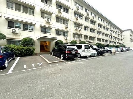 【駐車場】マンション敷地内にある駐車場