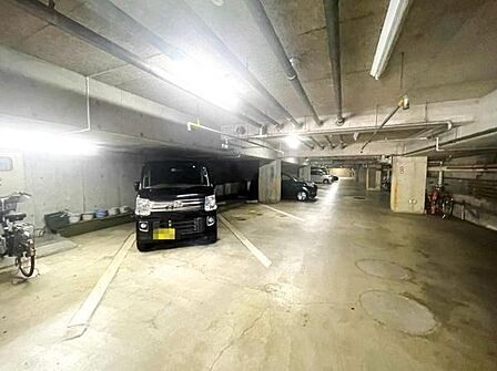 【駐車場】マンション敷地内にある駐車場です。