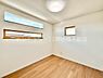 洋室：2階　洋室　5.2帖お洒落な窓の洋室。同じ大きさのお部屋を2部屋ご用意しております。全室クローゼット完備