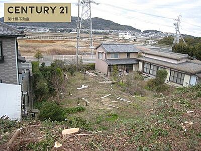 外観:広~いお庭〇趣味や家庭菜園、ドッグランなどにも使用可能です。こちらは過去の伐採時の写真です。 外観:広~いお庭〇趣味や家庭菜園、ドッグランなどにも使用可能です。こちらは過去の伐採時の写真です。