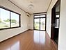 洋室：【1F　洋室】二面採光で明るいお部屋です。リビングに最適〇ＡＩ 加工により家具を消去した画像です。