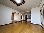 バルコニーもあり明るいリビングです♪