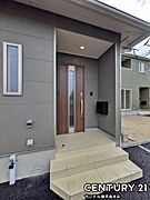 セキュリティ面でも安心なダブルロックドアの玄関です♪屋根があるので、ちょっとした雨の日でも焦ることなく鍵や傘の開け閉めができます♪
