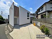 白を基調としたオシャレな外観となっております♪