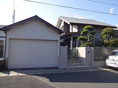 外観：【外観】緑豊かでたっぷりの陽光と心地よい風が舞い込む住まい。