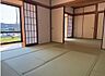和室：【和室】大きな掃き出し窓から日当たり良好