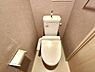 トイレ：毎日使う場所だからこそ清潔感と快適さを。温水洗浄便座つきのトイレです。上部に収納棚があるのでストック品はそちらへ。