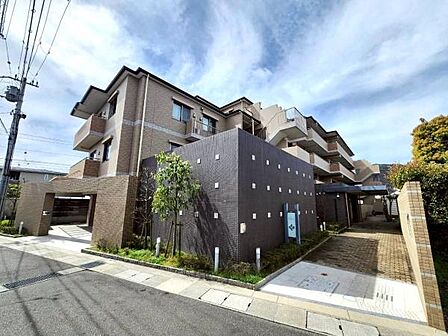 京福電鉄「嵐山」駅より徒歩3分。観光地として名高い嵐山を生活圏に、利便性と環境の両方に恵まれた立地です。