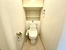 トイレ：毎日使う場所だからこそ清潔感と快適さを。温水洗浄便座つきのトイレです。