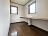 室内：2つの窓から自然光が入るため明るい印象の空間です。シンプルな内装で落ち着いた雰囲気を感じます。長いカウンターが設置されているのが特徴的です。