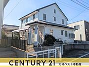 青空に映える、木造2階建てのかわいいお家です。お庭広々、日当たり良好の4SLDK！