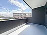 バルコニー：バルコニーは屋根付きで急な天候の変化にも安心です。広々とした空間で開放感のある眺望を楽しめます。手すり部分はしっかりとした造りで落ち着いた色合いが特徴です。