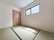 窓から明るい日差しが差し込み落ち着きのある和室です。シンプルな内装でお手入れもしやすい空間となっています。収納スペースもあり使い勝手が良いです。押入れの扉は木目調で落ち着いた雰囲気を演出しています。