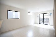 ナチュラルなフローリングが部屋全体をやさしい印象にしてくれるリビング。窓が大きく採光も良好です。