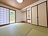和室：和室らしい落ち着いた雰囲気が広がっています。障子から自然光が差し込み明るい空間です。押入れや床の間も用意されており収納や和のしつらえが整っています。畳の心地よさが感じられる一室です。