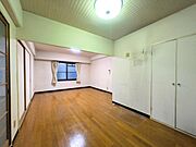 シンプルな色調でまとめられたLDKは様々なライフステージの方にもフィットする、懐の深い住まいです。