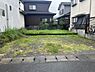 外観：現地土地写真から市街地の落ち着いた雰囲気が感じられます。間口が広く両隣は住宅が建ち並び建築計画がしやすい形状です。道路とも接道しておりアクセスも良好です。周囲は静かで暮らしやすい環境となっています。