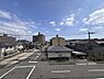 その他：道路や周辺の建物まで見渡せる現地からの眺望です。開放感のある空が広がっています。街並みがしっかり確認できますので日々の暮らしに安心感をもたらします。景色の広がりを感じられる立地です。