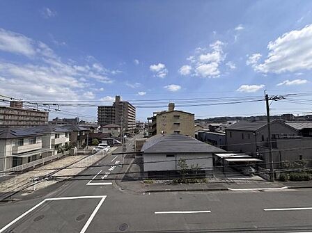 道路や周辺の建物まで見渡せる現地からの眺望です。開放感のある空が広がっています。街並みがしっかり確認できますので日々の暮らしに安心感をもたらします。景色の広がりを感じられる立地です。