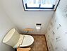 トイレ：窓付きで自然光が入るトイレです。操作パネル付きの洗浄機能付きトイレが設置されています。