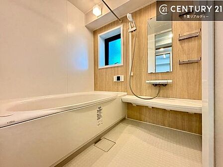 落ち着きある大人の雰囲気のバスルームは、味が出ていてバスタイムが充実!お風呂はただいま建築中!随時写真を更新していきます!