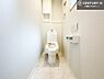 トイレ：1・2階にトイレがございます！朝の忙しい時間帯も待たずにすみそうですね。白を基調とした清潔感のあるトイレでお手入れがしやすいです！【他号棟写真】