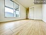 寝室：バルコニーに面した洋室は、たっぷりの陽光が差し込む明るい空間。一日の疲れをゆっくりと癒す主寝室としておすすめです。朝は心地よい光に包まれながら気持ちよく目覚められます。