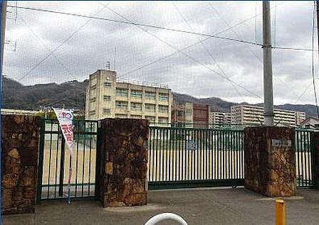 東大阪市立枚岡中学校まで752m