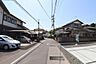 その他：前面道路の様子です♪間口もゆとりがあり駐車安心です！