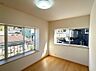 洋室：明るい日差しが差し込むフローリングのお部屋。家具の配置もしやすい綺麗な間取りです。