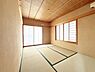 和室：日当たりのいい和室です♪客間としてもお子様の遊び場としてもお使いいただけます。