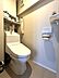 トイレ：トイレには快適な温水洗浄便座付で、温水によって洗浄する機能を持った便座であり、清潔に保ちます。お手入れも簡単になりました。
