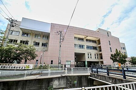 川崎市立東生田小学校まで700m、昭和41年11月10日創立の小学校です。教育目標、は明るい子・伸びる子・たくましい子・やさしい子です。