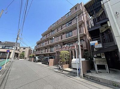 外観：新規フルリノベーション住宅！アフターサービス保証付きです。角部屋につき眺望・陽当たり・通風良好！人気のＪＲ南武線エリア・続々と再開発が進む「登戸」駅が生活圏。まずは「資料請求」からお問合せください！