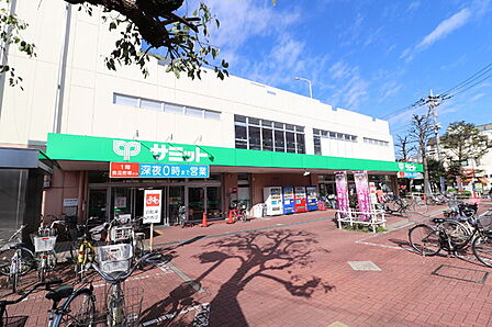 サミットストア中野島店まで900m、生鮮食品やお惣菜が人気のサミット。お弁当・お惣菜大賞2021で優秀賞受賞した経験もあるそうです