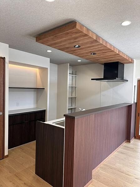 食器洗浄乾燥機・3口ガスコンロ付き★作業・収納スペースもきちんとあるので安心!