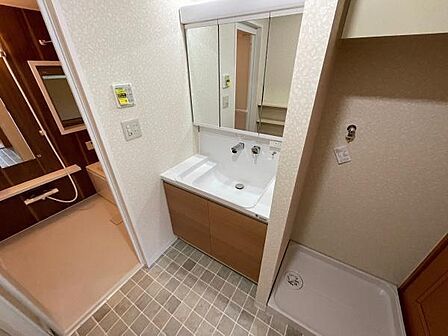 洗面所リフォーム済み♪3面鏡タイプで使い勝手良好です!