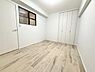 洋室：かわいい小窓のお部屋です。
