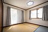 洋室：二面採光で風通しの良い、落ち着ける和洋室空間。