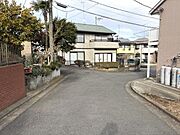 周辺の交通量も少なく閑静な住宅街です